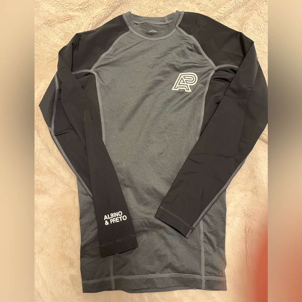 Albino and Preto Rashguard